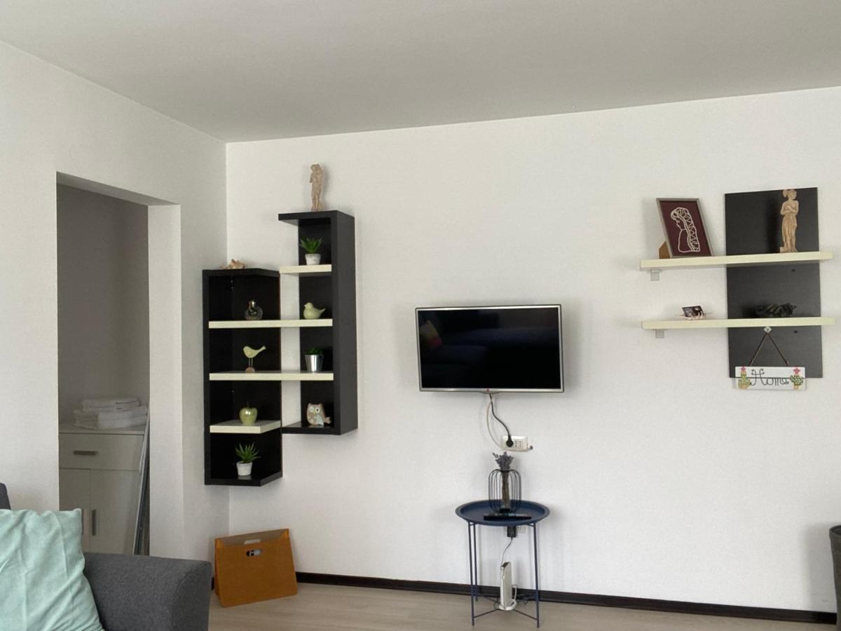 Tourist Apartment 1 Piatra Neamt Bagian luar foto